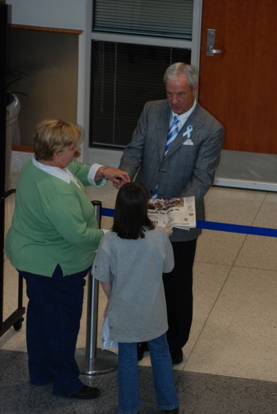 Roy signing some autographs...