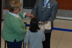 Roy signing some autographs...