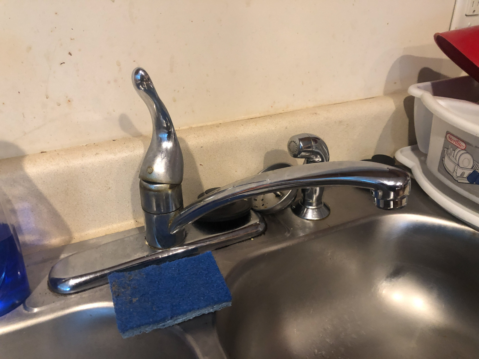 No water coming out of the kitchen tap, either... No water coming out of the kitchen tap, either...